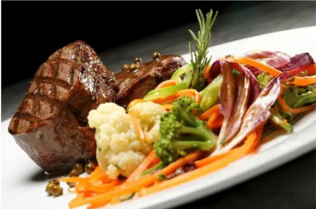 Filé mignon com legumes e molho especial